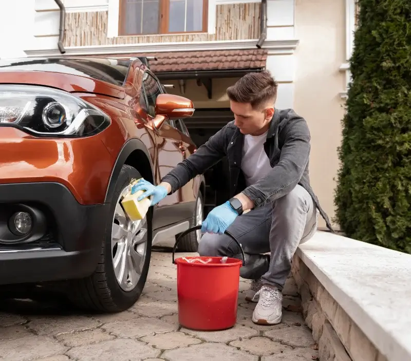 Lavage auto à domicile Poggio-di-Nazza : professionnel intervenant sur un véhicule